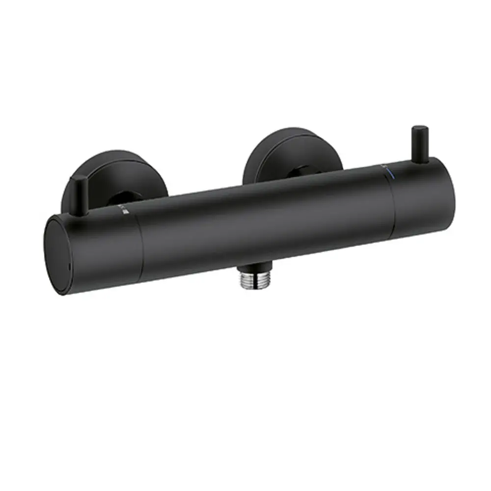 Schwarze Wandarmatur von Kludi mit zwei Griffen zur Steuerung von Wasserzufluss und Temperatur. Sorgt für eine moderne Optik im Badezimmer.